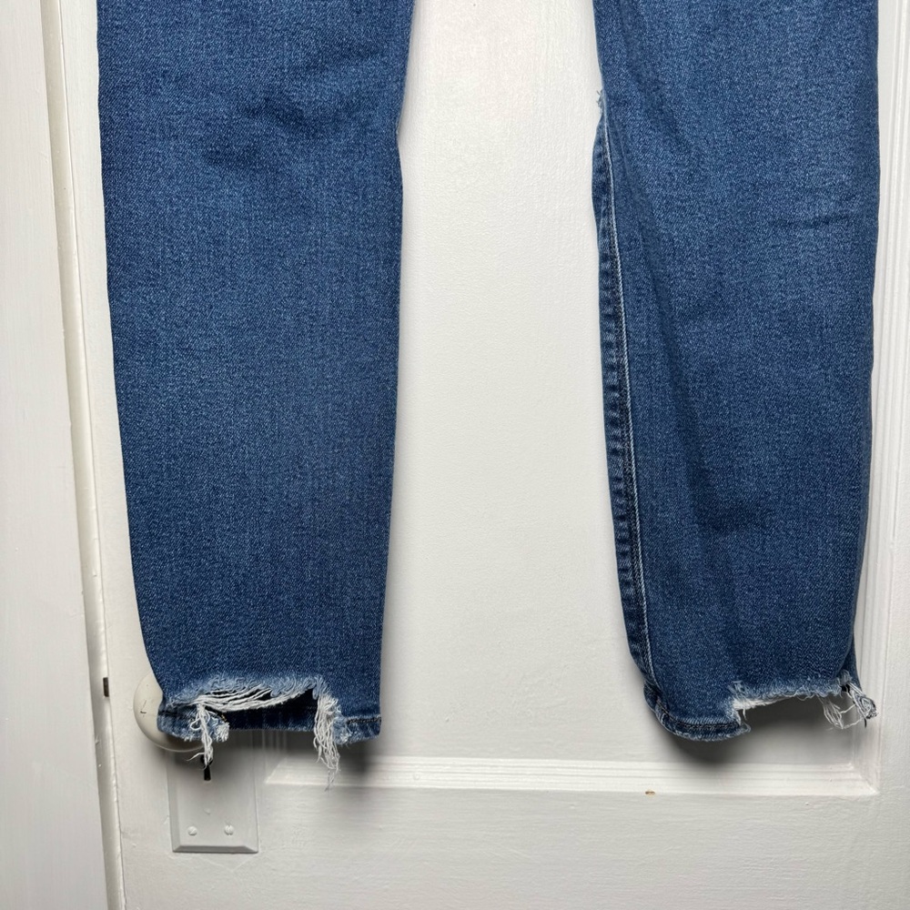 American Eagle Stretch Mom Jean in Easy Breezy Blue Distressed Frayed 8 Long - Picture 9 of 14